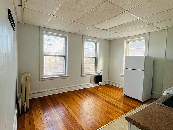 5th image of 838 Union St APT 4