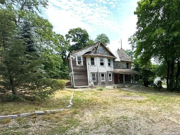 121 Columbia Street, Huntington Station, NY 11746