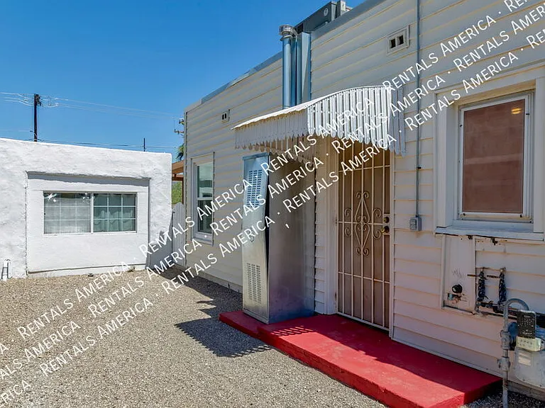 1119 E Silver St — Photo 4