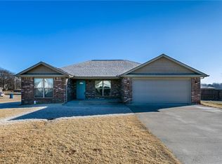 900 Saint James Ct, Gentry, AR 72734
