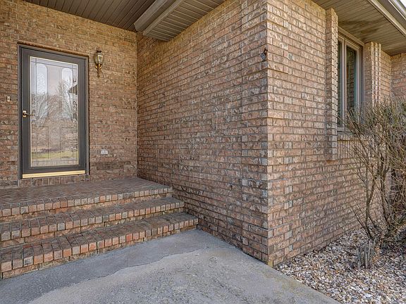 5th image of 1476 E Peartree Drive