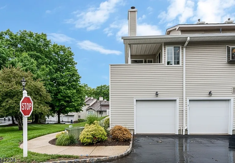 1 Danbury Ct — Photo 15