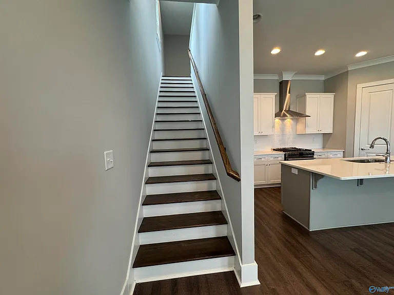 194 Kearny St — Photo 17