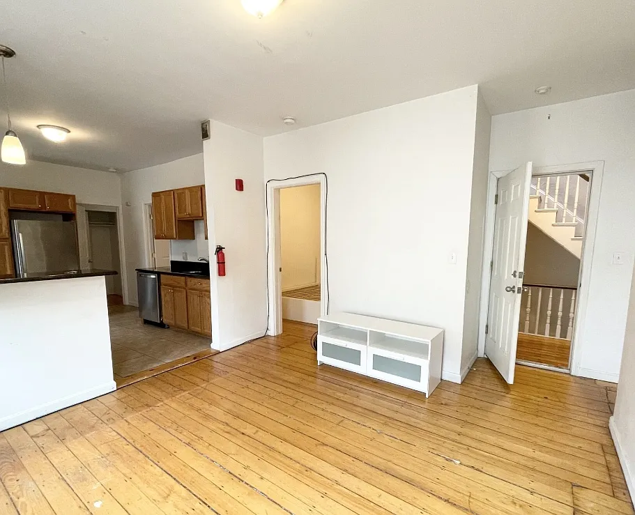 4 bed, $4,000 — Photo 3