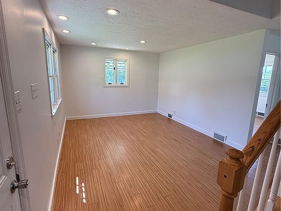 5th image of 105 Reed St
