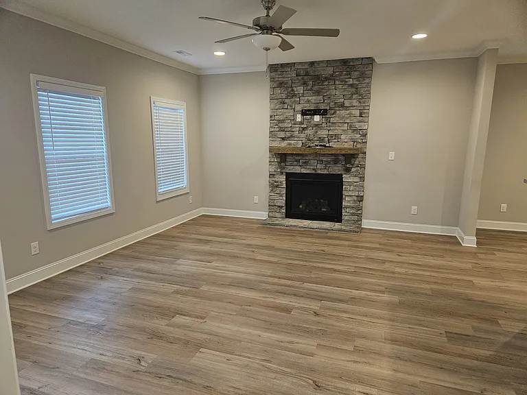 143 E Elderberry St — Photo 2