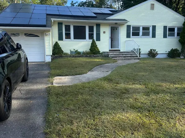 12 Klein St, Oakhurst, NJ 07755