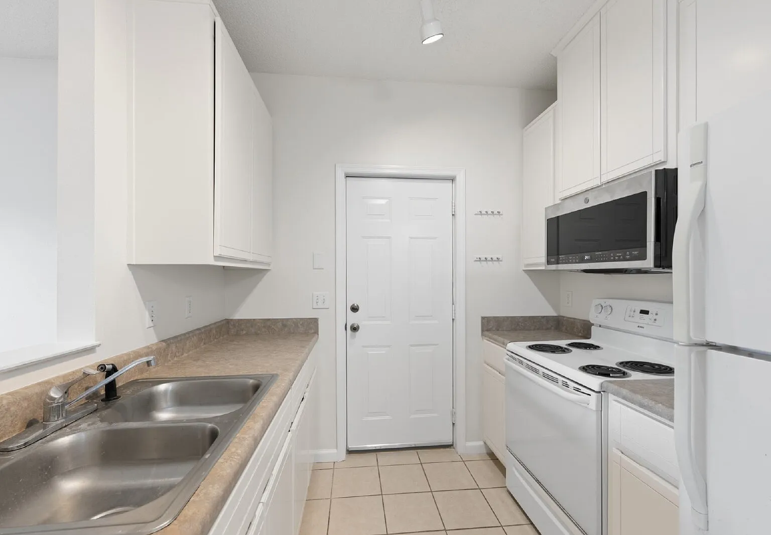3 bed, 3.0 bath, 1332 sqft, $1,395 — Photo 4