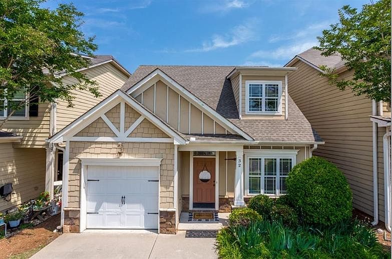 1st image of 32 Oakmont Dr