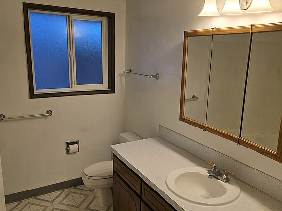 5th image of 316 SE 158th Ct Unit B