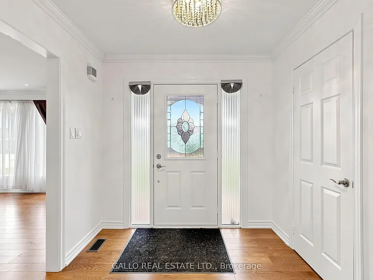 32 Elmvale Blvd — Photo 4