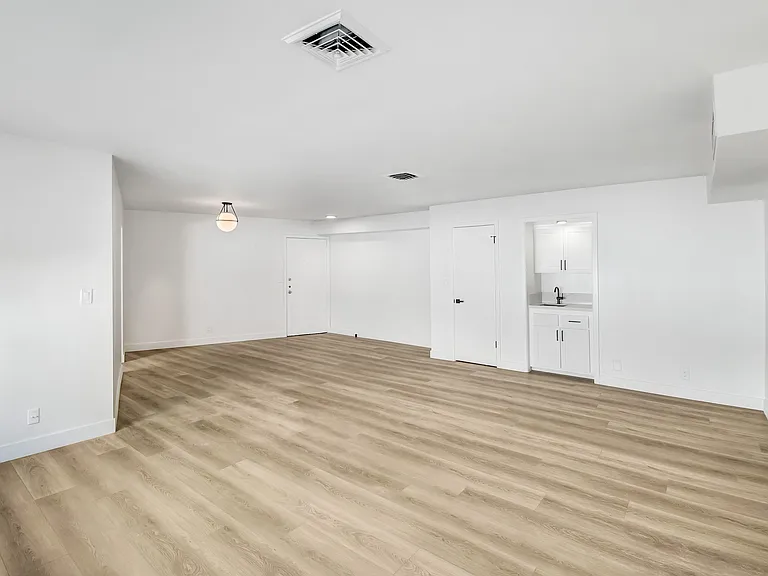 8430 De Longpre — Photo 3