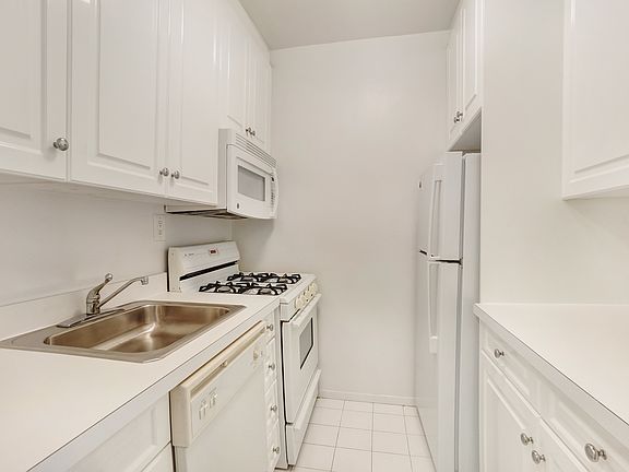 4th image of 365 W 52nd St APT 2D