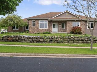 412 N Ridge Dr, Waunakee, WI 53597