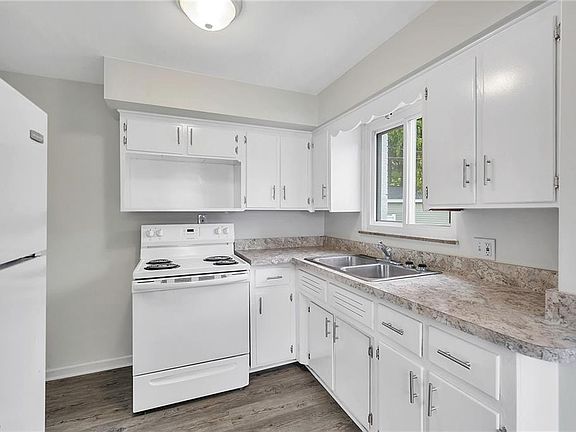 2nd image of 839 Davis Ave