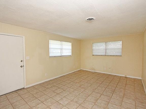 2nd image of 3813 Anvers Blvd