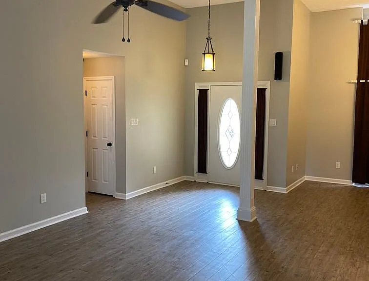 300 Greenview Ct — Photo 9