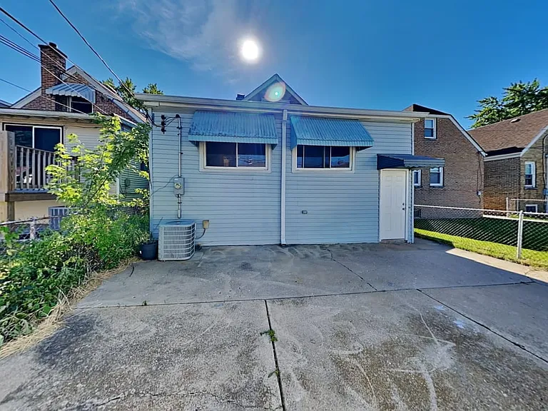 2831 N Austin Ave — Photo 3
