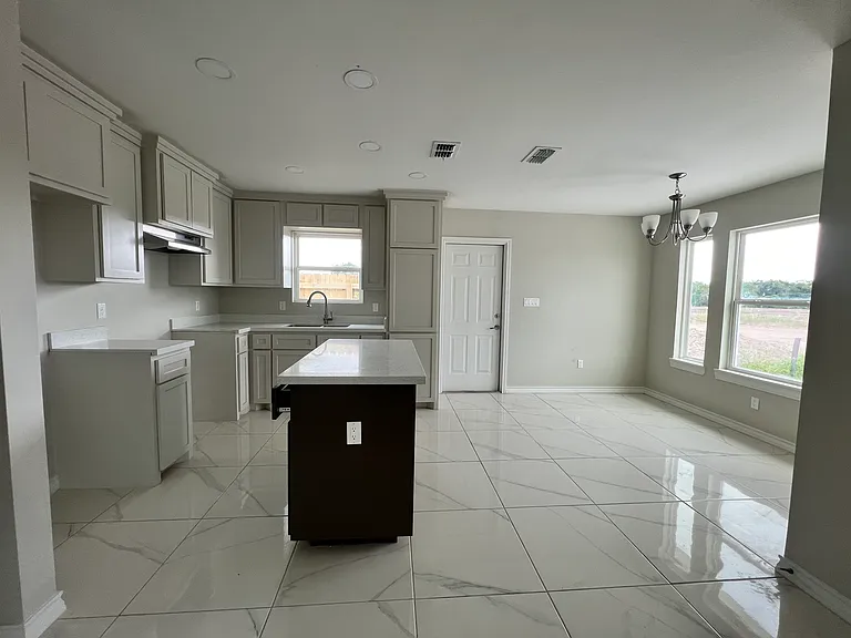 685 Seminole Ln #AB — Photo 3