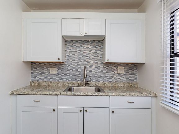 2nd image of 3027 Jarvis St