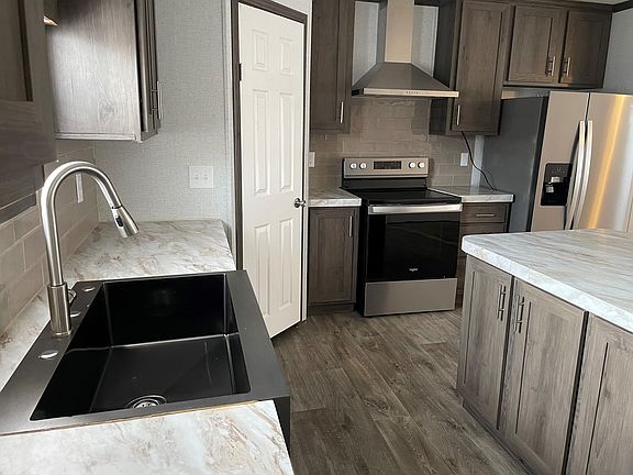 4th image of 129 Pineland Ave #71