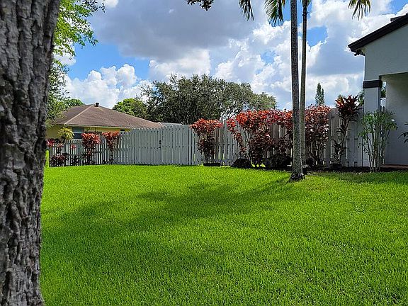 3rd image of 480 W Mount Vernon Dr