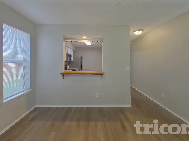 606 Radnor Ln — Photo 3
