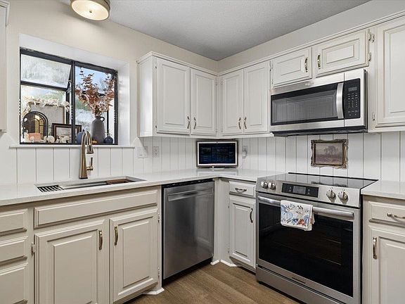 4th image of 213 Woodcreek Dr