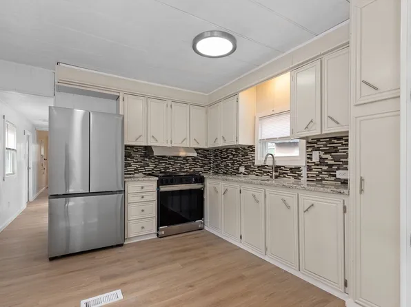 17 Jake Ln, Acushnet, MA 02743