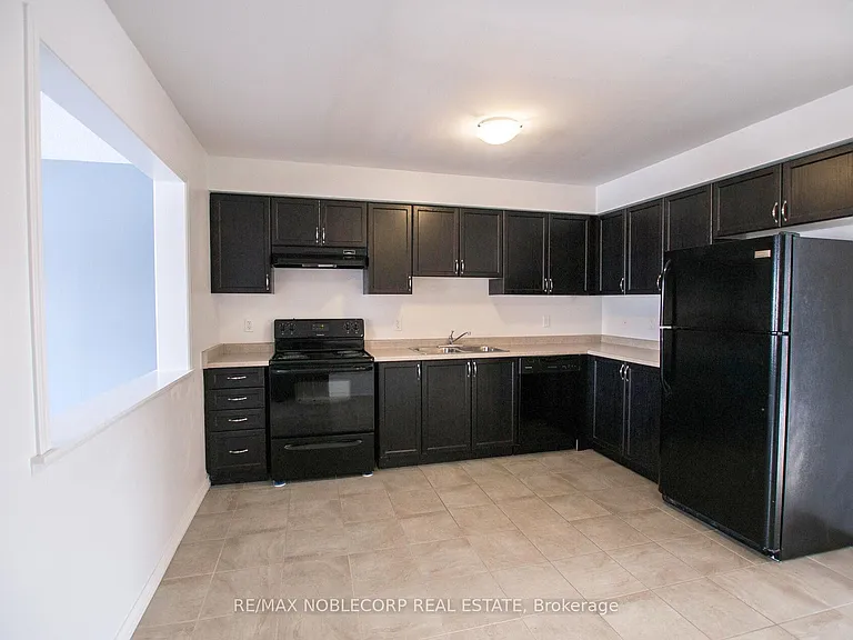 1287 Coleman Cres — Photo 3