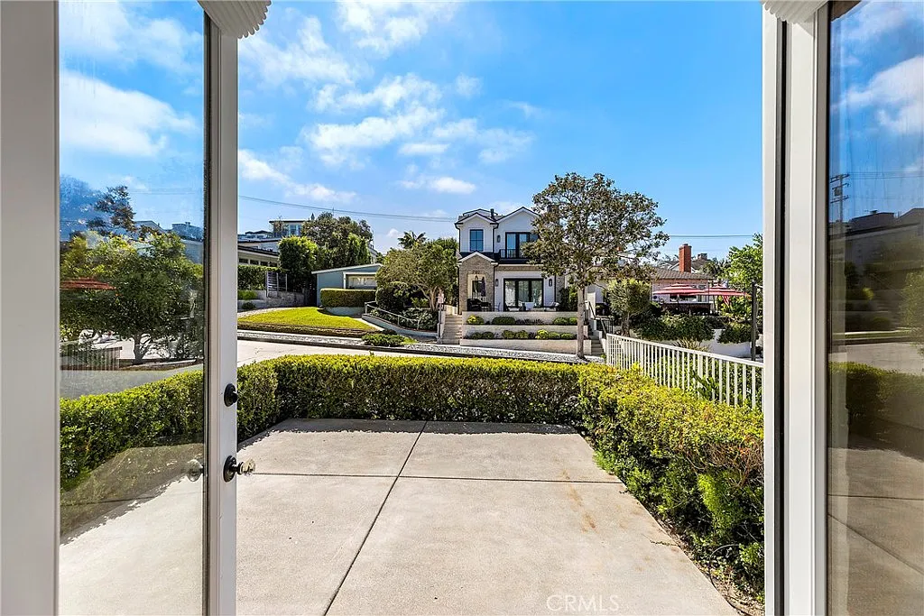 2 bed, 3.5 bath, 2093 sqft, $9,995 — Photo 3