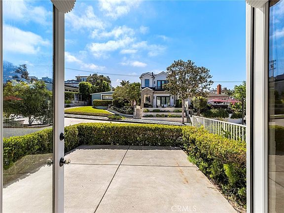 3rd image of 703 Poinsettia Ave