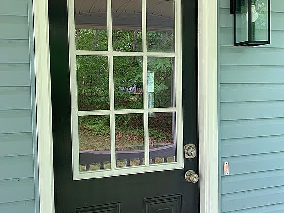 Side entry to kitchen