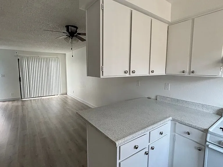 Welcome to 12909 Cordary Ave Comfort & Convenience in the Heart of Hawthorne! — Photo 8