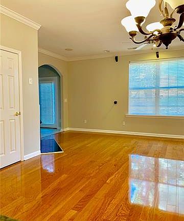 4th image of 1919 Bellflower Dr
