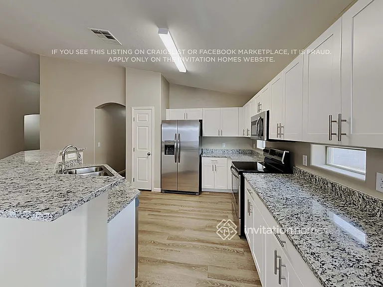 11258 W Locust Ln — Photo 7