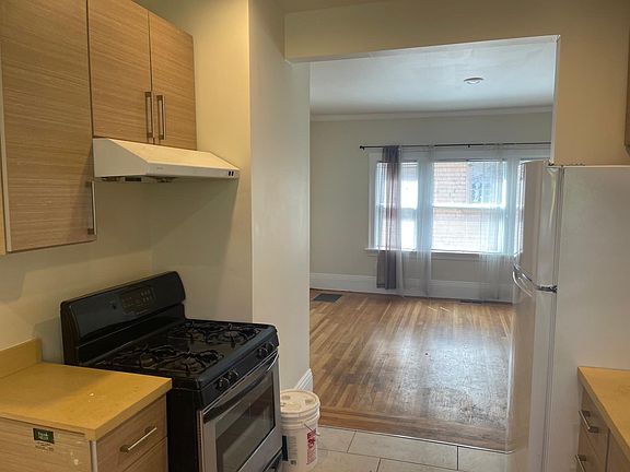 4th image of 2626 Etna St #3