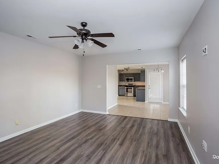 338 Courtland Ct — Photo 4