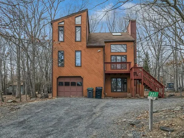 221 Somerset Dr, East Stroudsburg, PA 18301