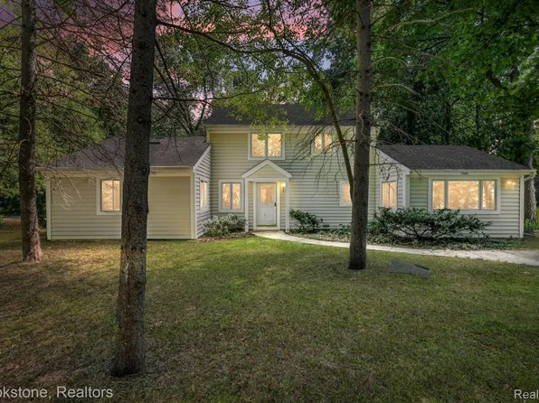 7525 Lilac Ct, West Bloomfield, MI 48324
