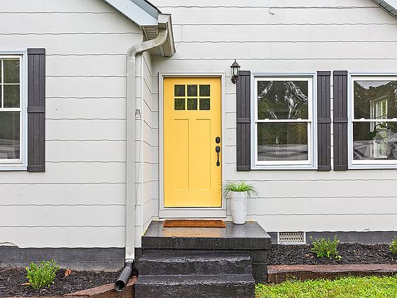 2nd image of 2316 Lyndon Ave