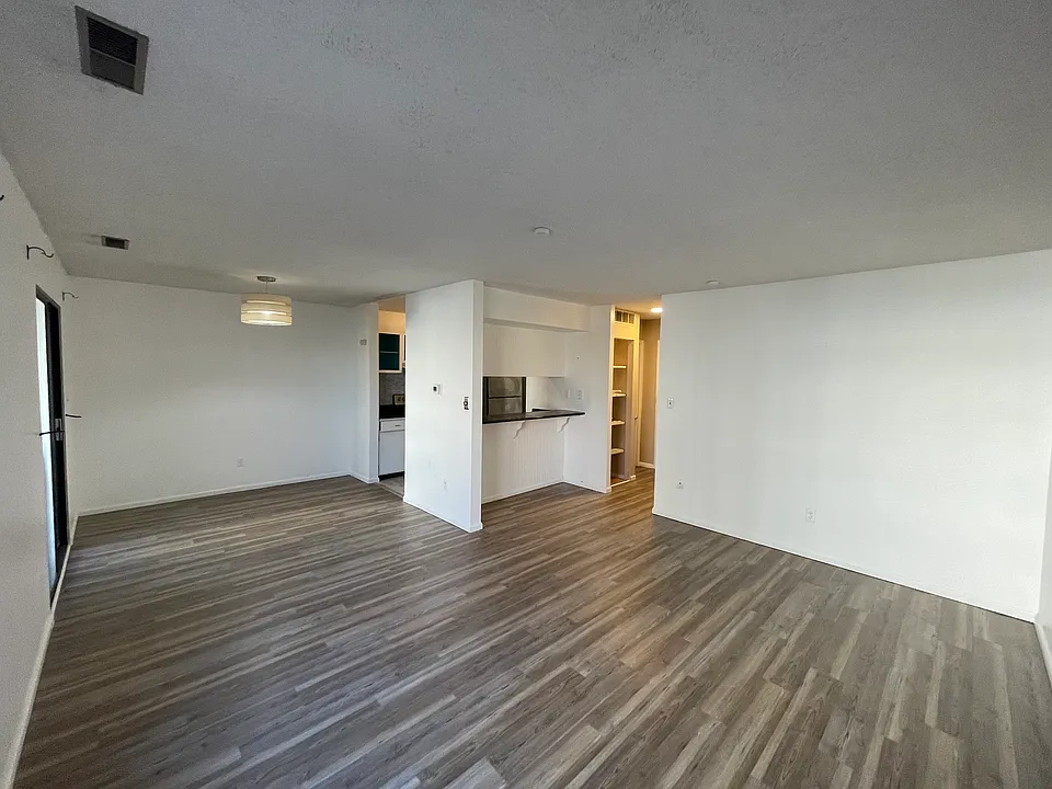 935 Saturn Dr #202