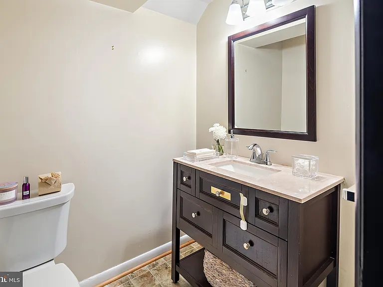 608 Winona Ct — Photo 44