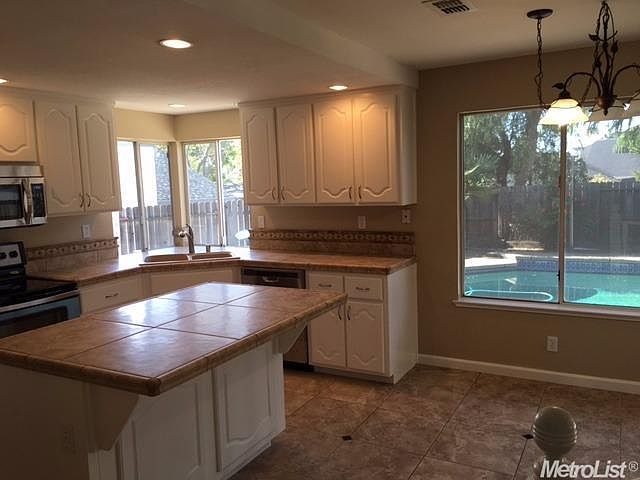 2nd image of 1525 Deerfield Cir