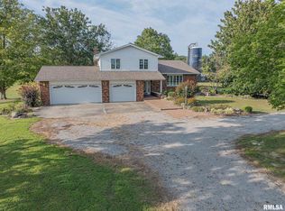 1813 Heather Ln, Clay City, IL 62824