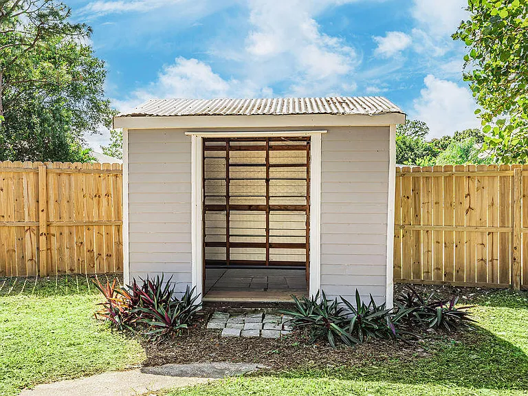 300 Riomar Dr — Photo 9