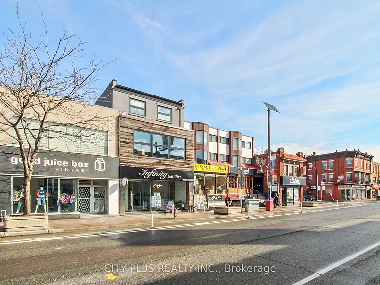 704 Bloor St W — Photo 2