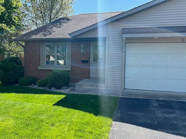 250 Interlaken Ct, Zeeland, MI 49464