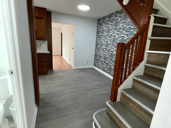 18 Kelly Parkway image 2 of 10