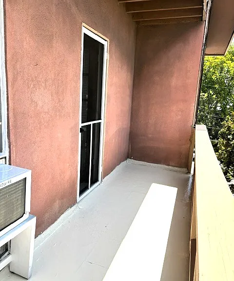 1925 Grace Ave — Photo 10
